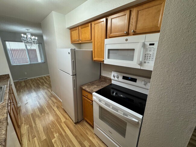 Foto del edificio - Move-In Ready 2 Bed Townhome | New Carpet | 2 Parking Spaces