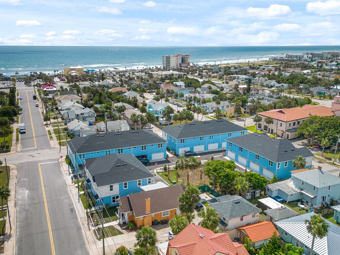 Primary Photo - Stunning Beachside Townhouse