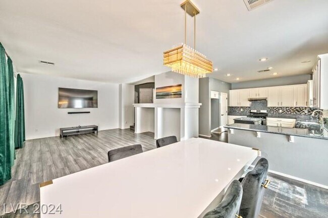Foto del edificio - 4 Bedroom For Rent! Near Durango Station