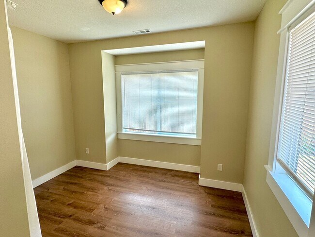 Foto del edificio - Portsmouth Neighborhood Updated 3-Story Ho...