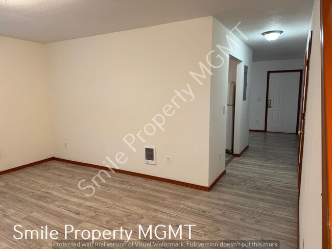 Building Photo - A nice house with 3 beds rooms and 1.5 baths.