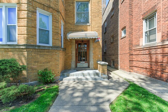 Building Photo - 7710 S Ridgeland Ave
