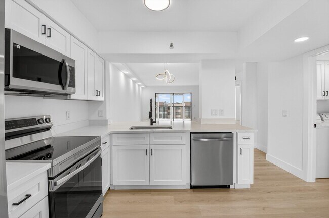 Building Photo - 14475 Strathmore Ln