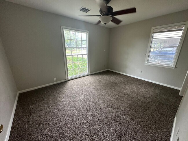 Foto del edificio - Large 3 Bedroom Home