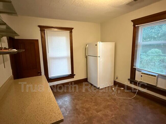 Foto del edificio - 112 1/2 West Tompkins