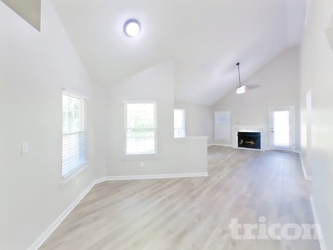 Building Photo - 2701 Riverbend Dr