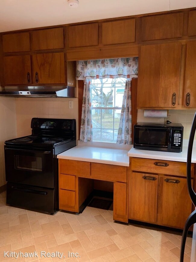Building Photo - 4 br, 2 bath House - 701 S. Maple Avenue