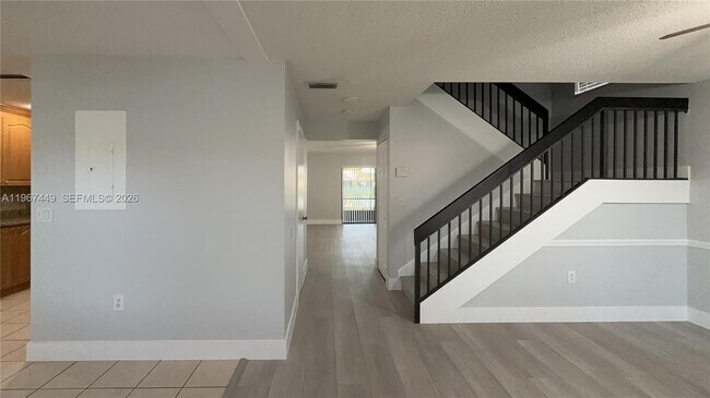 Foto del edificio - 223 Lakeside Cir