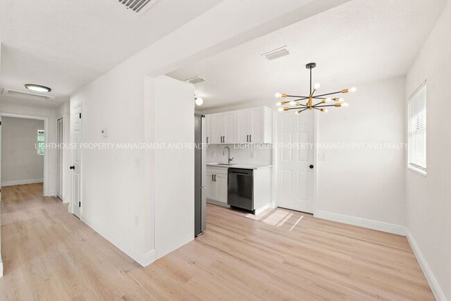 Foto del edificio - Newly Renovated 3 Bedroom Single-Family Home with Modern Finishes