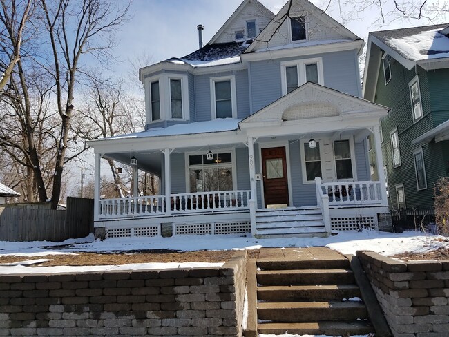 Building Photo - 900 Laurel Ave