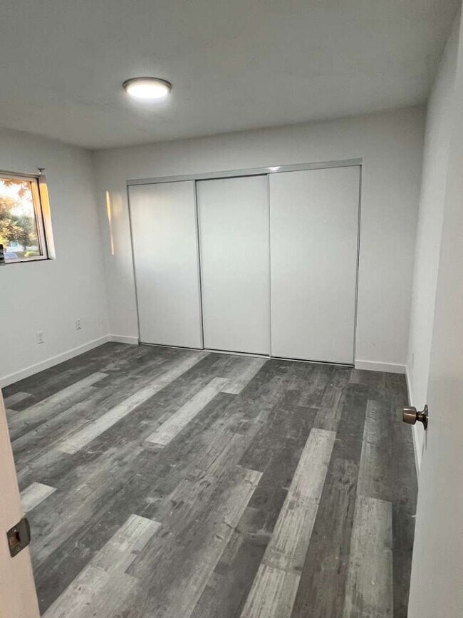 Foto del edificio - Remodeled 2 bedrooms 2 full baths corner u...