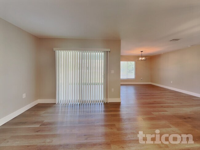Foto del edificio - 15476 Chamberlain Blvd