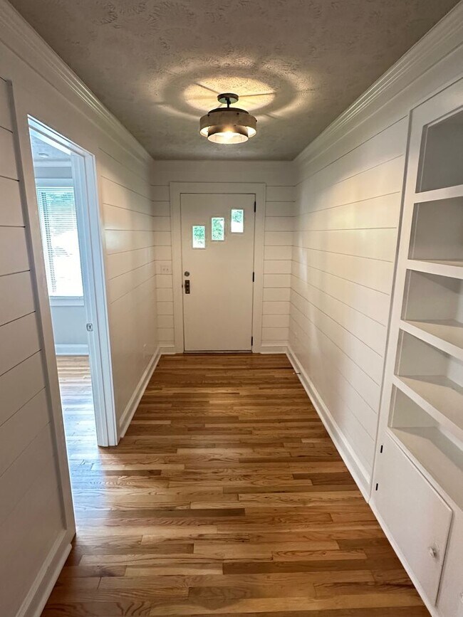 Building Photo - Five Bedroom Home Near UGA