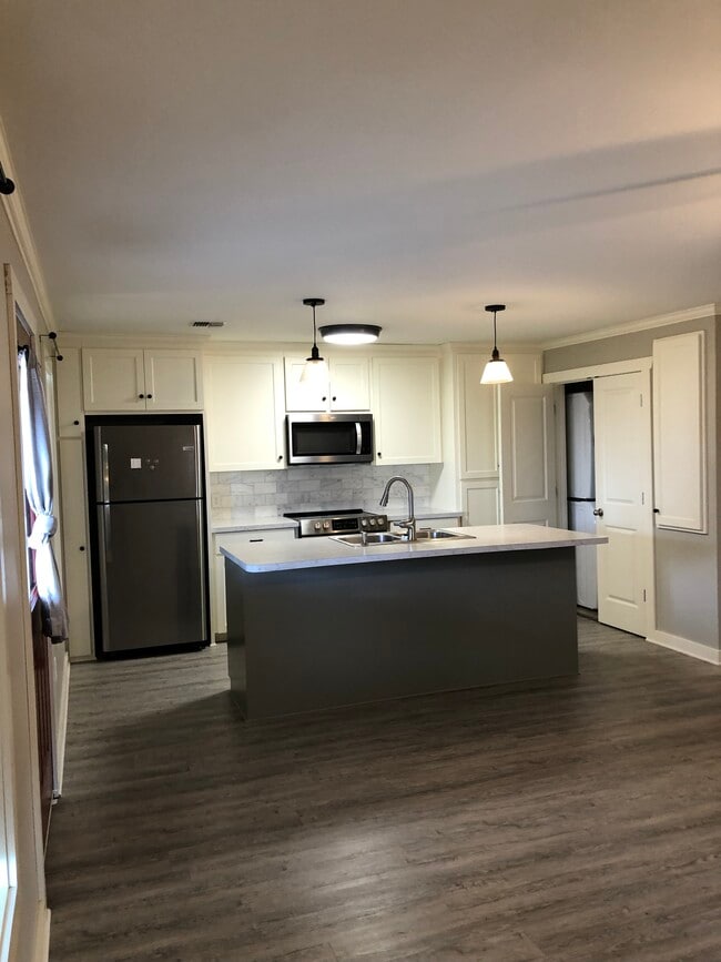 Building Photo - 220 Wren Loop