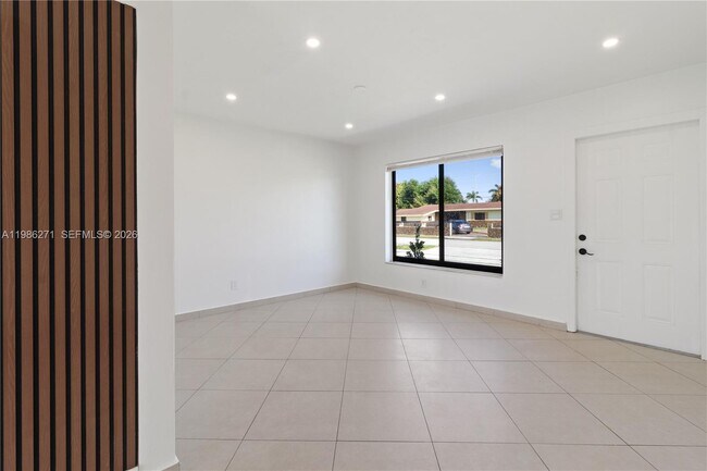 Foto del edificio - 5420 NW 182nd St