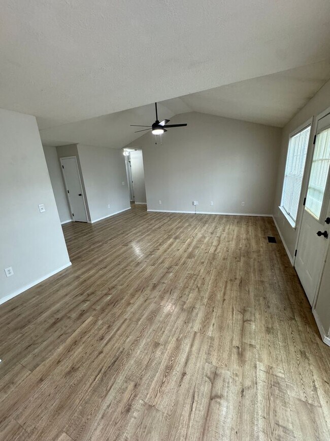 Foto del edificio - 3 bed, 2 bath, 2 car garage.