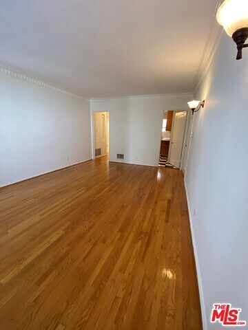 Building Photo - 152 N Sycamore Ave