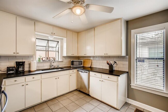 Foto del edificio - 2307 Tower Dr