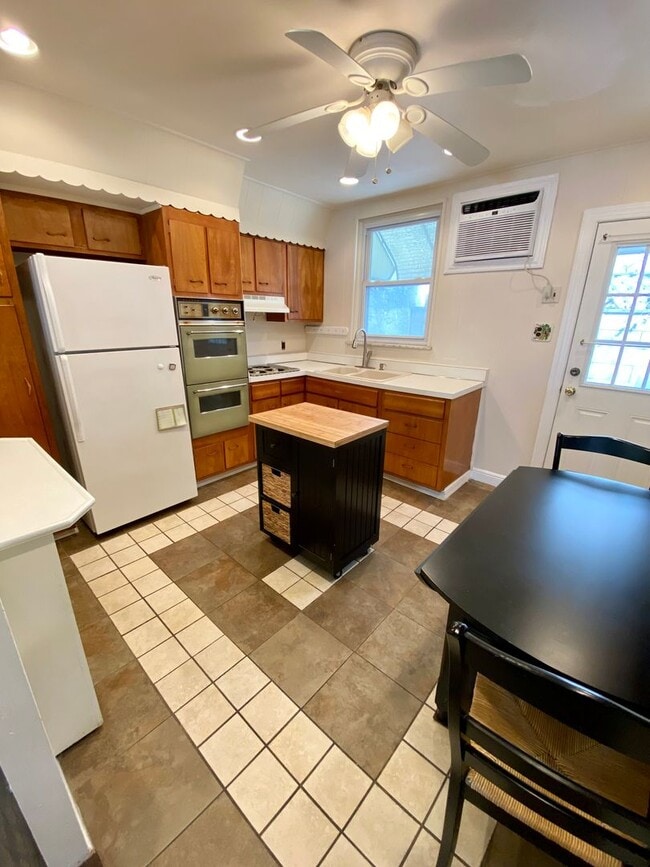 Building Photo - Stunning 2-Bedroom Townhouse in South Philadelphia Available August 1st!