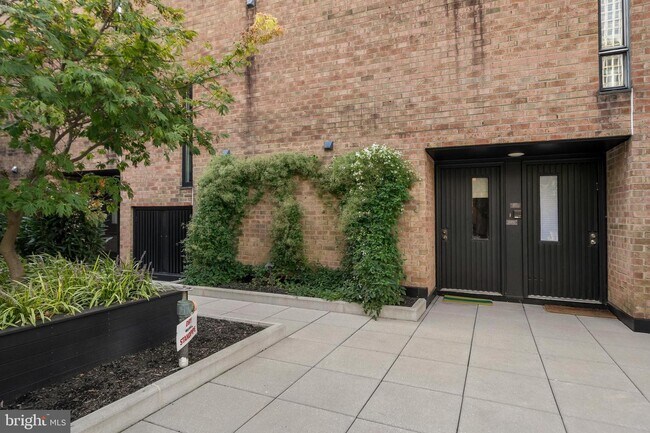 Building Photo - 130 Spruce St