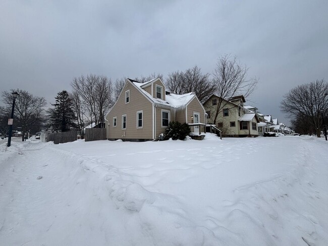 Building Photo - 3 Bedroom 1.5 Bath House - Parking/Laundry Hook-Ups!