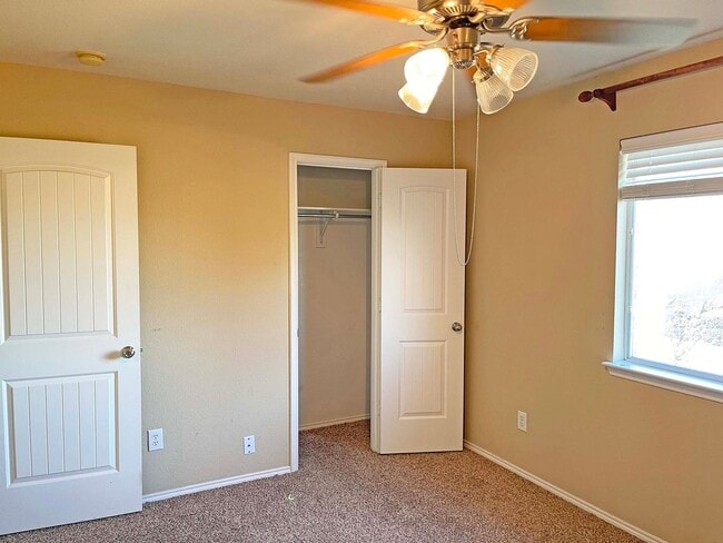 Building Photo - Great 4 Bdrm 2 Bath Home in Krum Tx