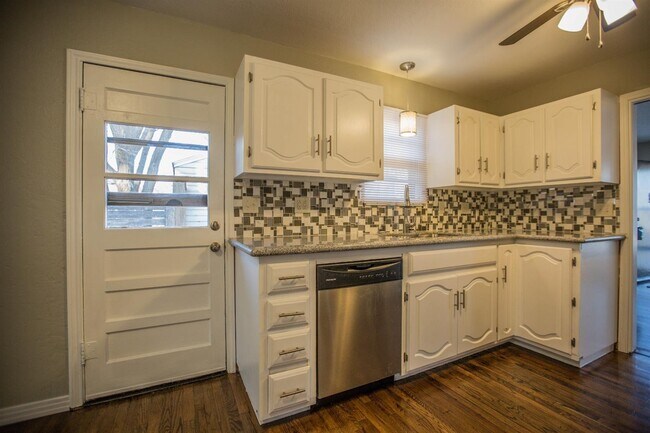 Building Photo - MOVE-IN SPECIAL: Completely Updated Three ...