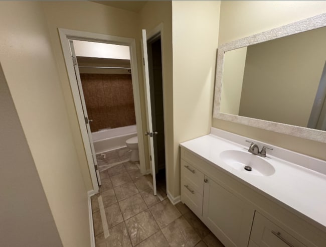 Building Photo - 646 S Hawley Rd