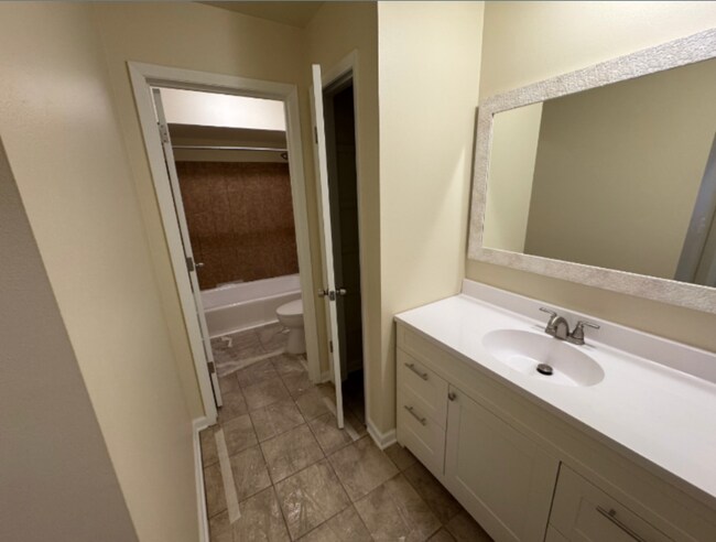 Building Photo - 646 S Hawley Rd