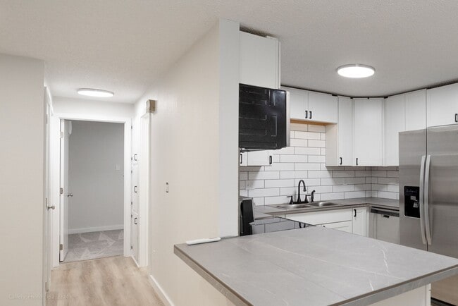 Foto del edificio - Remodeled 3 Bedroom 2 Bathroom Home, yard, carport