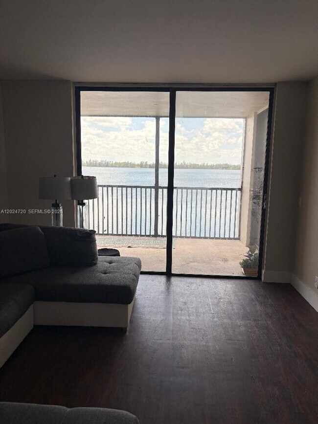 Foto del edificio - 111 Lake Emerald Dr
