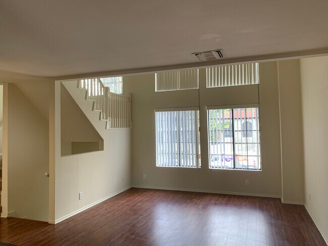 Foto del edificio - 2307 N Cahuenga Blvd