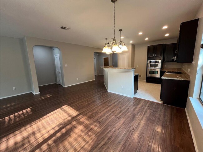 Building Photo - 2504 St James Pl