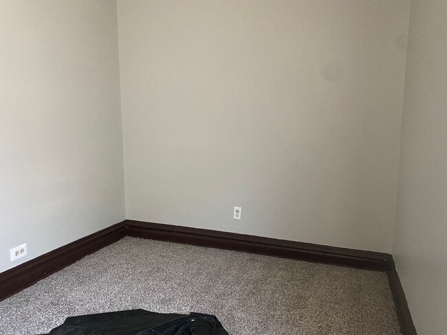 Building Photo - Spacious 5 bedroom house