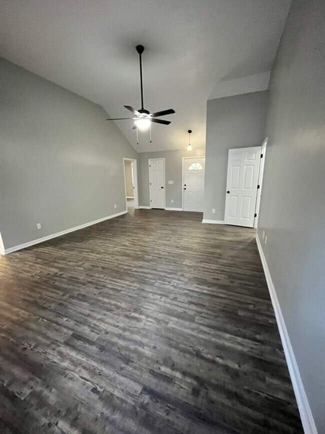 Foto del edificio - A Stunning Home Awaits in Crestview Planta...
