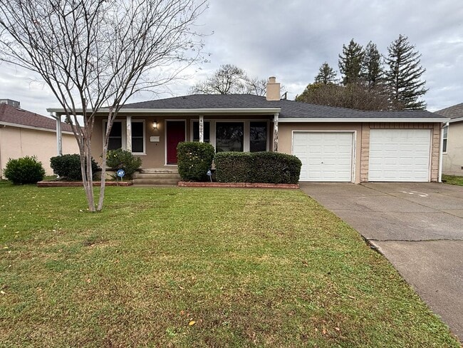 Spacious 2 bed 1 bath available now! - Spacious 2 bed 1 bath available now! House