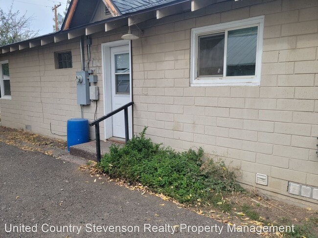 Building Photo - 3 br, 1 bath House - 611 Park St