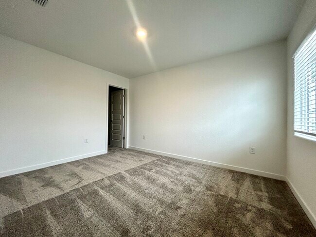 Building Photo - Beautiful New Solar 4 Bedroom Located in R...