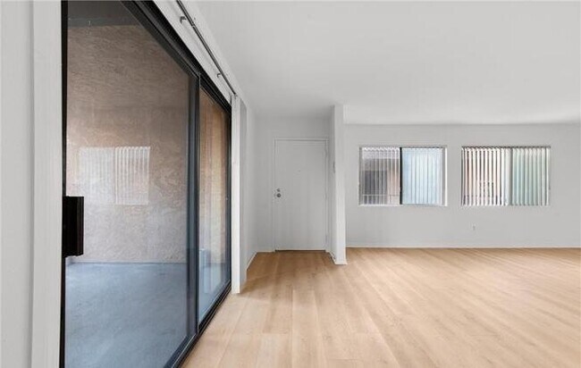 Building Photo - "Charming 1-Bedroom Condo in the Heart of ...