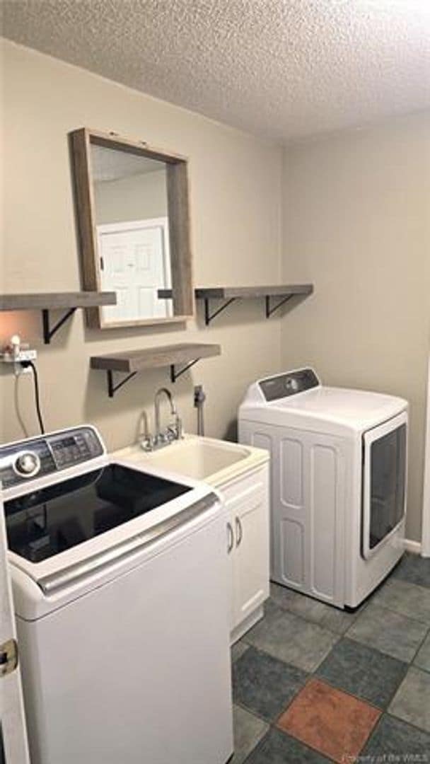 Building Photo - 305 Peachtree Ln