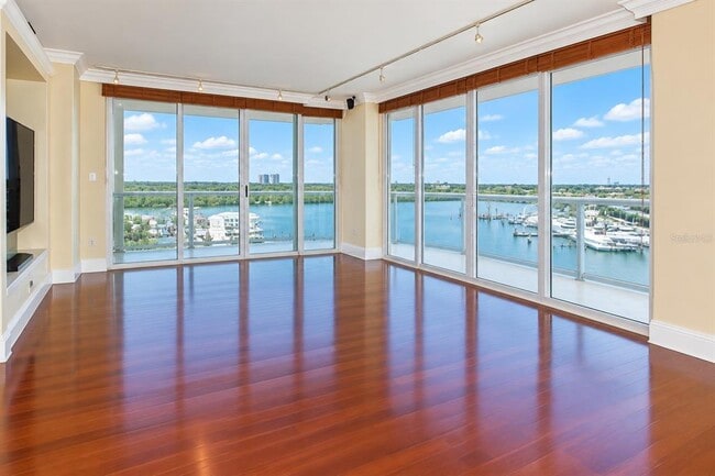 Building Photo - 16500 Collins Ave