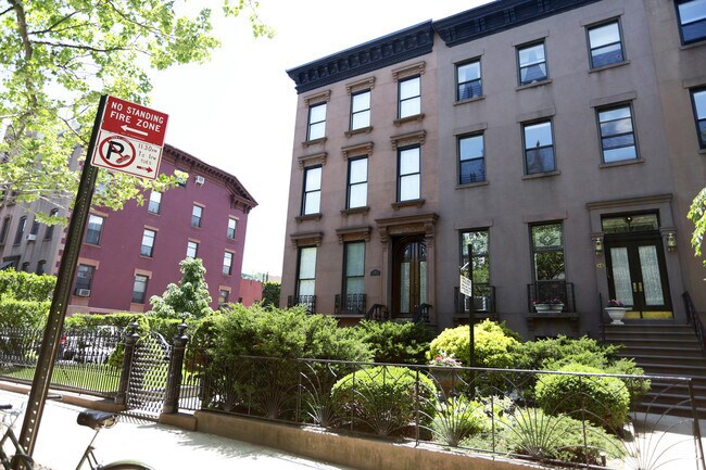 Building Photo - 48 1st Pl