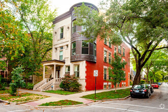 Building Photo - 924 N Hoyne Ave