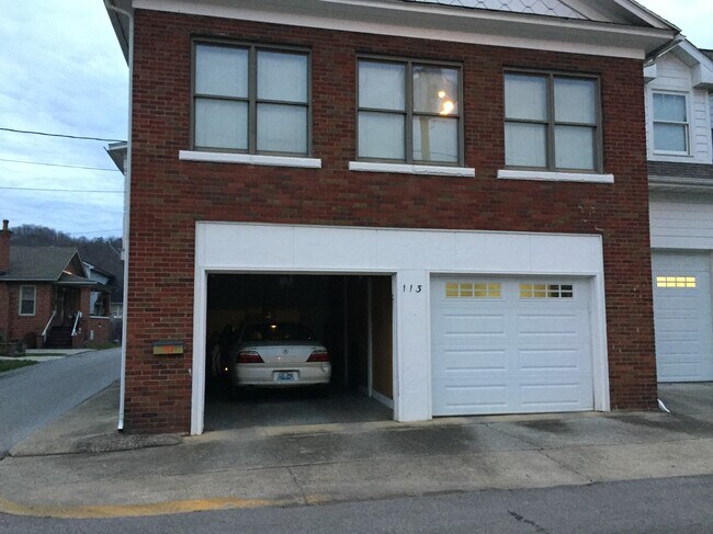 Building Photo - 113 6th St