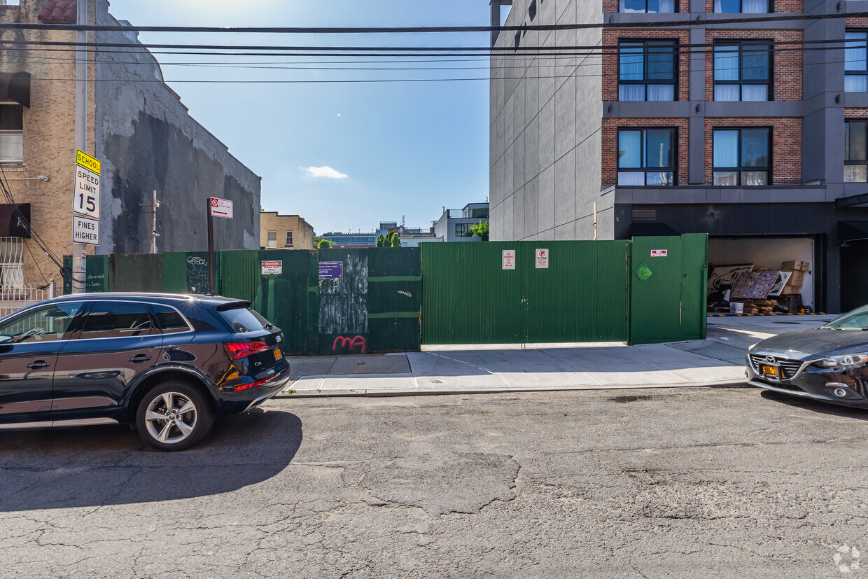 3925 27th St - 39-25 27th St