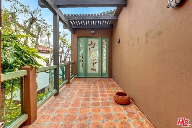 Building Photo - 3916 Rambla Orienta