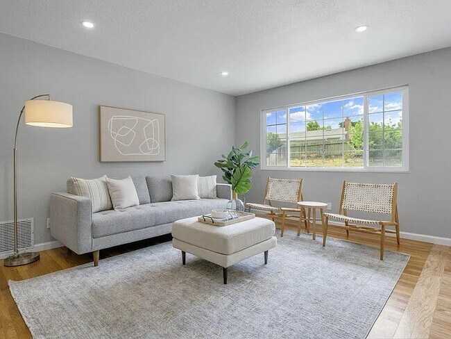 Foto del edificio - 2448 Mahan Way