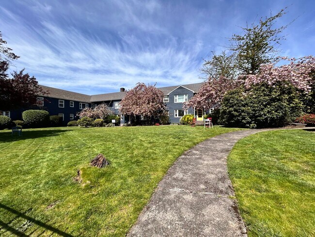 Foto del edificio - Stunning 2 Bed, 1 Bath Vintage Charmer!