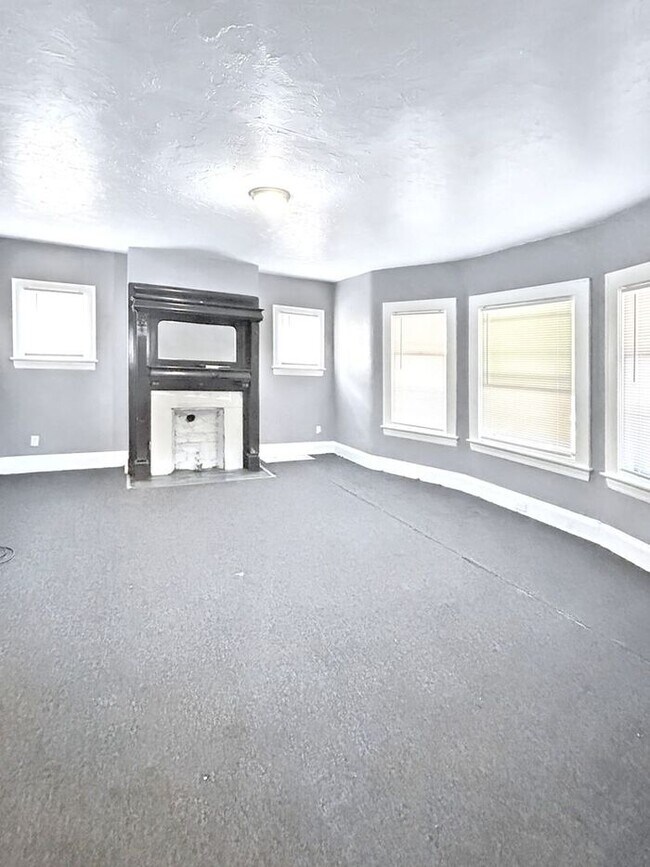 Foto del edificio - Lovely 4-Bedroom Home with Cozy Front Porc...