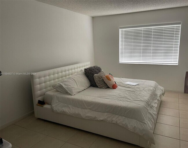 Building Photo - 405 Lakeview Dr